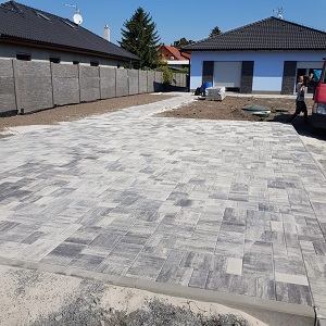Příprava a násĺedná pokládka zámkové dlažby